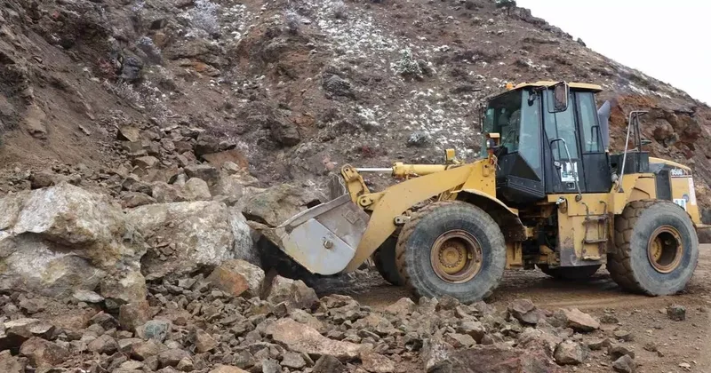 Erzurum’da heyelan! Yol kapandı