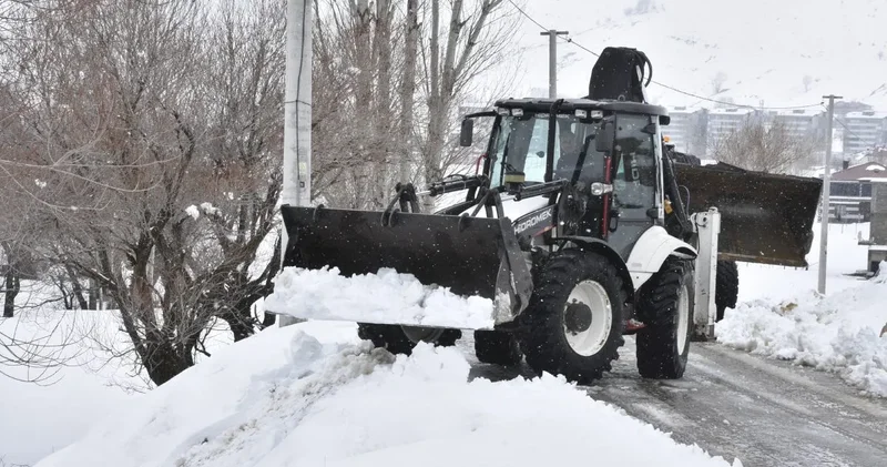 Bitlis te 82 köy yolu kar nedeniyle ulaşıma kapandı: Vali sahaya indi