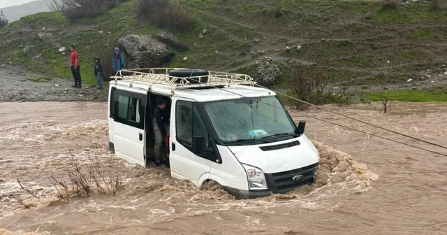 Kalp krizi geçiren kadın, selin kapattığı yolda mahsur kaldığı araçta öldü Siirt Haberleri