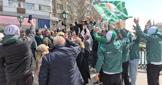 Maç için gelen Bursaspor taraftarı, Eskişehir i hareketlendirdi Heyecanla maç saatini bekleyen taraftar, tezahüratlar yaparak sokaklarda dolaştı Eskişehir Haberleri