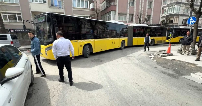 Kavşağa park etti trafik kilitlendi: Otobüsler ilerleyemedi!