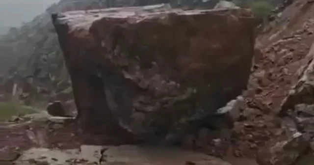 Şemdinli de dev kaya parçası yolu ulaşıma kapattı Hakkari Haberleri