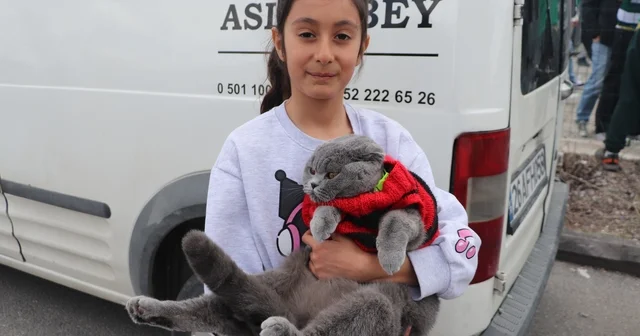 Kedisiyle stadyuma gelen minik taraftar bu sefer de Bursaspor un yanında Arife Masal Sarıtaş: Kedim ve babamla birlikte Bursaspor u desteklemeye geldik Eskişehir Haberleri