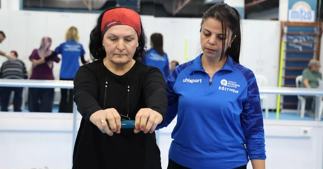 Büyükşehir Belediyesi nden Parkinson hastalarına özel eğitim Parkinson hastalarına günlük hayatı kolaylaştıracak egzersizler anlatıldı Antalya Haberleri