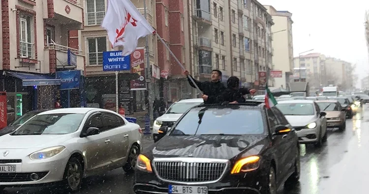 İran a destek için konvoy oluşturup kentte tur attılar