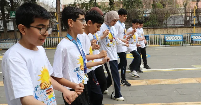Para Tırmanış Şampiyonası ndan 11 madalya ile dönüp, başarılarını halay çekerek kutladılar Diyarbakır Haberleri