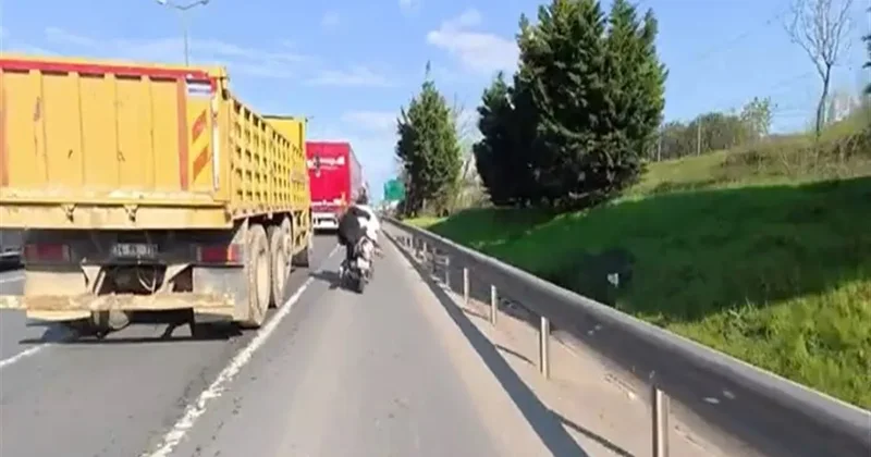 Ataşehir TEM Otoyolu nda dehşet anları! Motosiklette saç saça baş başa kavga ölümle bitiyordu: O anlar kamera kaydında...