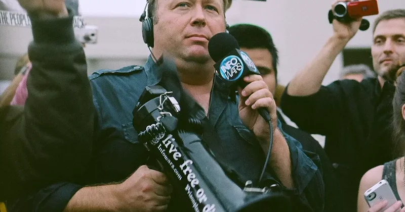 ABD li ünlü radyocu Alex Jones tan İran hakkında şok itiraf: Ülkece COVID 2.0 a gireceğiz