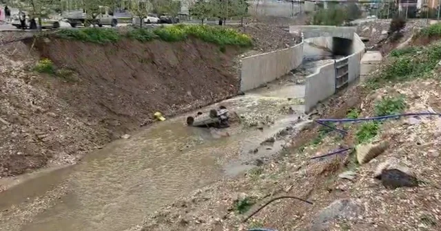 Park halindeki otomobilin hareket edip dereye düştüğü anlar kamerada Şanlıurfa Haberleri