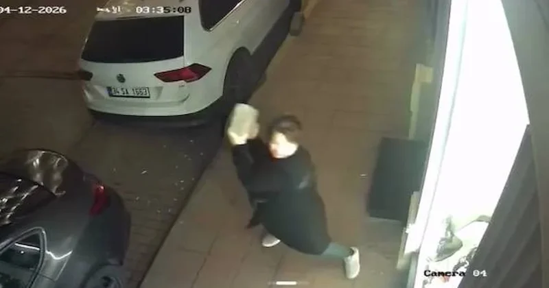 Gece saatlerinde hareketli anlar! Kaldırım taşıyla iş yerinin camlarını indirdi Sözcü Gazetesi