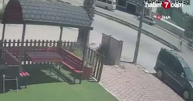 Kontrolsüz kavşak dehşeti: Otomobille çarpışan motorlu yaralandı