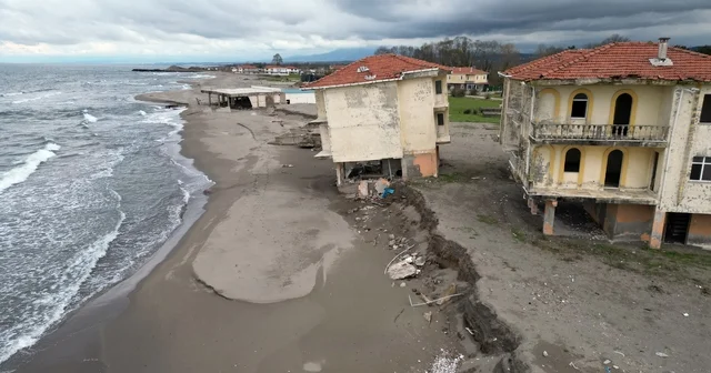 Deniz 100 metre içeri girdi, villalar çöktü Sahilde erozyona uğrayan yapılar için bakanlık çalışma başlattı Sakarya Haberleri