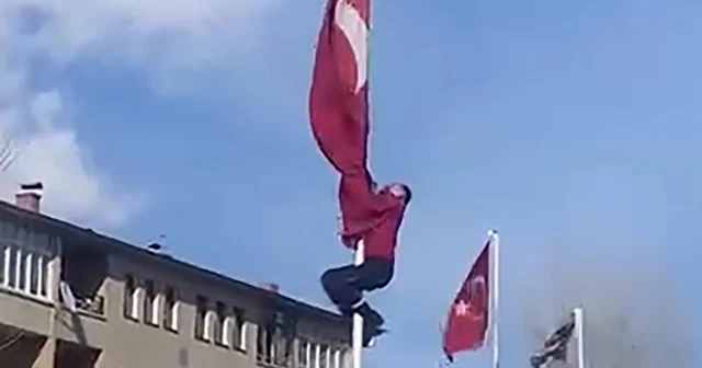 Rüzgârda dolanan bayrağı düzeltmek için 15 metrelik direğe tırmandı; o anlar görüntülendi Erzurum Haberleri