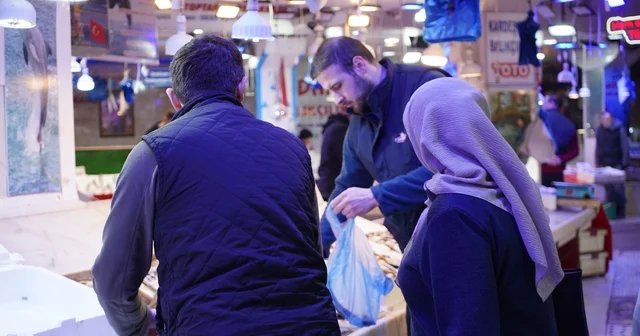 Sakarya da sezonun son balıkları vatandaşla buluşuyor Büyük tekneler paydos ediyor, tezgahlar küçük teknelere kalıyor Sakarya Haberleri