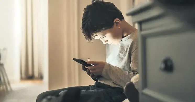 FUNDA KARAYEL Akıllı telefonsuz bir nesil mi geliyor?