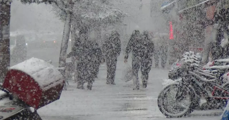 Bahar beklerken kar sürprizi! Şehir bir anda beyaza büründü