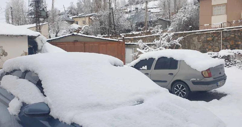 İki ilçede kar kalınlığı 10 santimetreyi buldu: Araçların üzeri beyaz örtüyle kaplandı