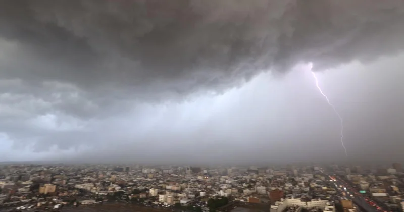 Suudi Arabistan’da şiddetli yağış nedeniyle bazı bölgelerde eğitime ara