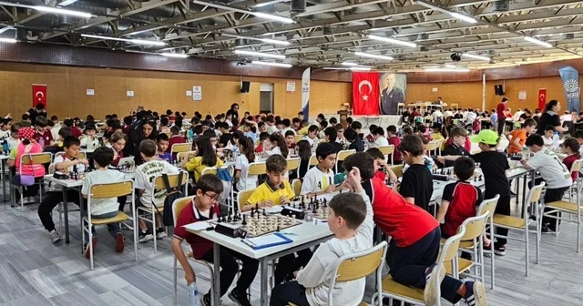 Gölcük te 235 öğrencinin katıldığı satranç turnuvası başladı Kocaeli Haberleri
