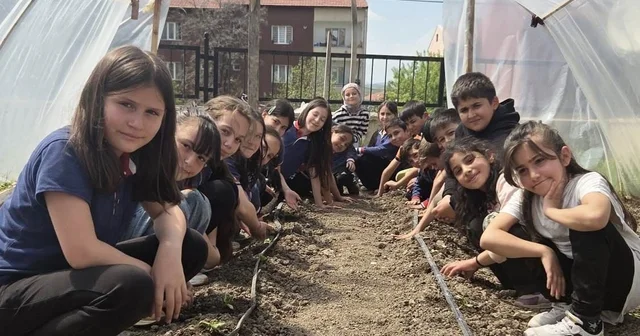 Altıntaş ta minik öğrenciler salatalık fidelerinin ekimini gerçekleştirdi Kütahya Haberleri