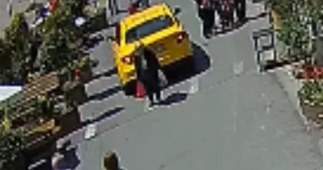 Dikkatsiz taksi sürücüsü yüzünden ölümden döndü: O anlar kamerada VİDEO İZLE
