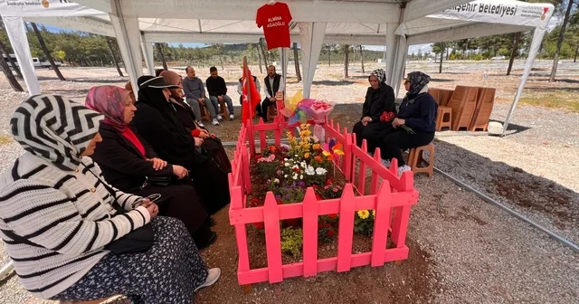 Okul saldırısında hayatını kaybeden Almina nın mezarı pembeye boyandı Almina nın mezarı başına bırakılan notlar yürek burktu Kahramanmaraş Haberleri