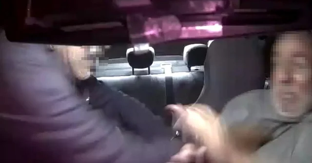İzmir de taksiciye bıçaklı gasp girişimi araç kamerasında İzmir Haberleri