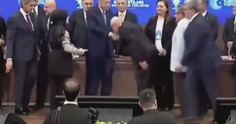 Rozeti taktı, Cumhurbaşkanı Erdoğan ın elini öptü