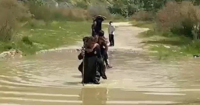 Dere kenarında mahsur kalan 5 çocuğu, itfaiyeciler sırtlarında taşıyıp kurtardı Bursa Haberleri
