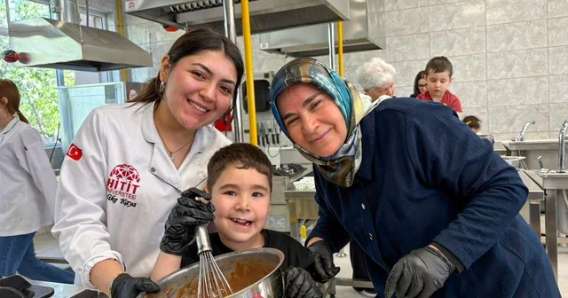 Anneanneler, babaanneler torunlarıyla birlikte kek yaptı Çorum Haberleri