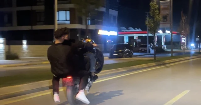 Plaka yok, kask yok: 3 kişi tek motosiklete bindi ön kaldırıp şov yaptı Sakarya Haberleri