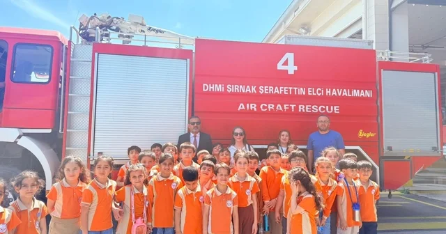 Cizre de minik öğrenciler hem havalimanı gezdi hem uçağı yakından gördü Şırnak Haberleri