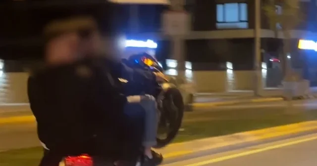 Plakasız motosiklete 3 kişi binip ön kaldırdılar VİDEO İZLE
