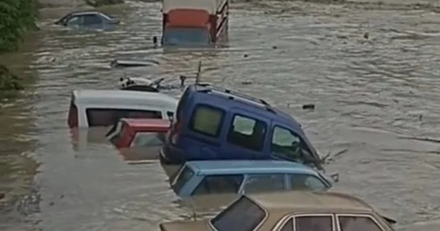 Havza yı sel vurdu: İş yerlerini su bastı, araçlar sürüklendi Samsun Haberleri