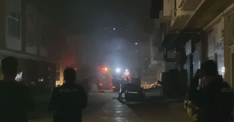 Başakşehir Sanayi Sitesi nde dev yangın! Çok sayıda dükkan hasar gördü