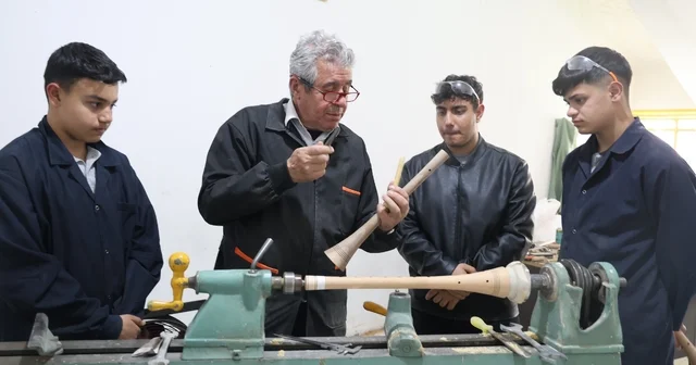 Abdal geleneğini yaşatan öğrenciler, çaldıkları enstrümanları yapmayı da öğreniyor En eğlenceli ders, hem çalışıyorlar hem yapıyorlar Kırşehir Haberleri