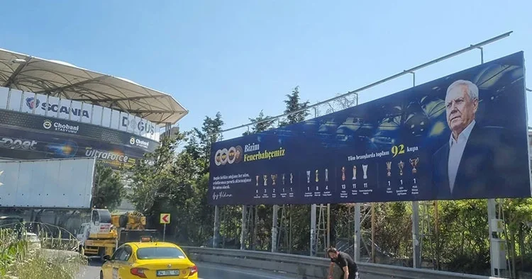 İstanbul caddelerinde Aziz Yıldırım sürprizi!