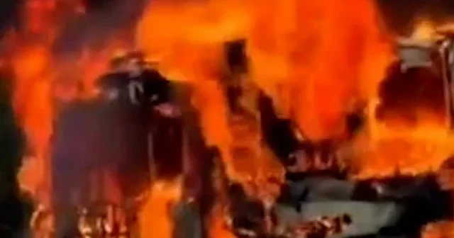 Sarıyer’de korku dolu anlar: Alevlere teslim olan İETT otobüsü demir yığınına döndü VİDEO İZLE
