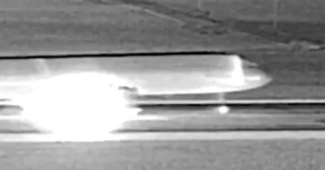 ABD de feci kaza: Tel örgüleri aşıp piste giren şahıs yolcu uçağının motoruna kapıldı VİDEO İZLE
