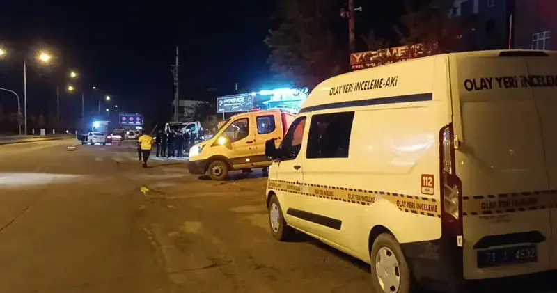 Park halindeki çekiciye çarpan otomobilden fırlayan kadın öldü