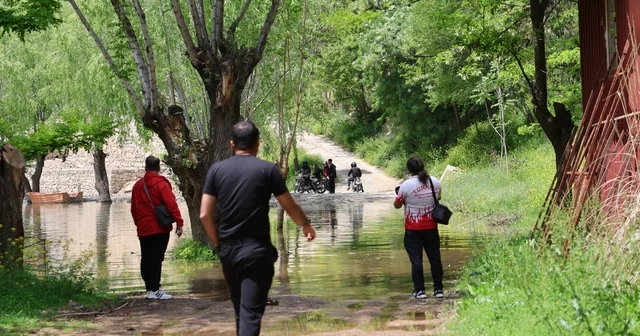 Keban Barajı kapaklarını açtı, işyeri bahçeleri sular altında kaldı Elazığ Haberleri