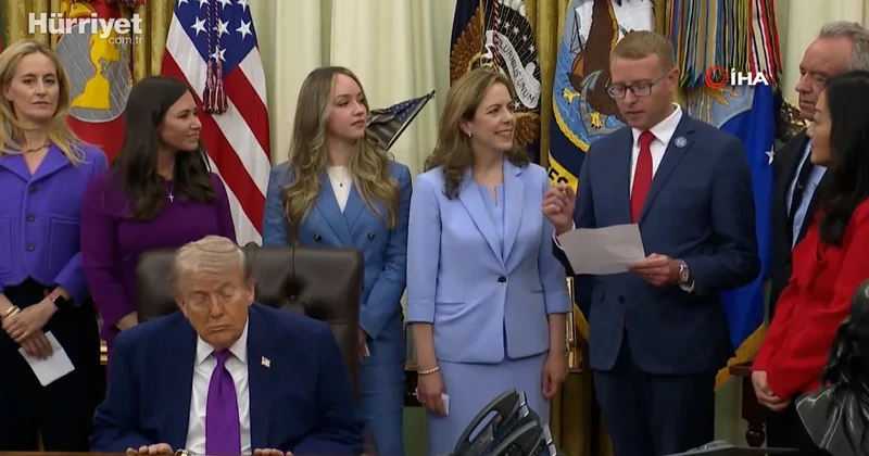Trump, Oval Ofis’teki etkinlik sırasında uyukladı