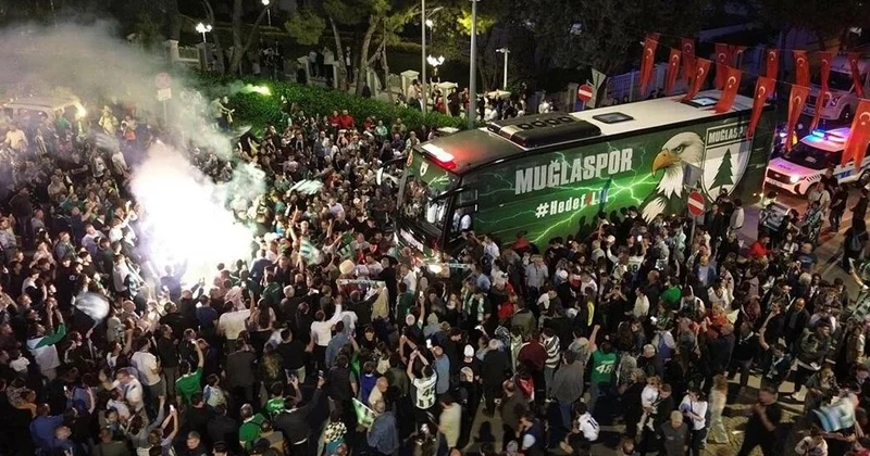 Şehir yandı! Şampiyon olan takımlarını krallar gibi karşıladılar