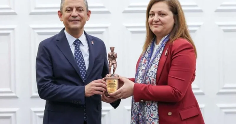 AK Parti ye geçen Burcu Köksal dan CHP lideri Özgür Özel e: Kendi pislikleriyle uğraşsın