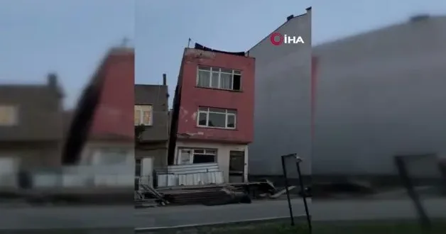 Balıkesir’de inşaat kazısı yandaki binayı yıktı: İki katlı bina yana çöktü