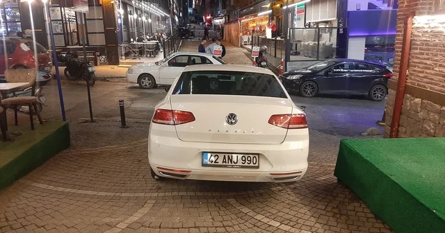 Komisyon kararına rağmen trafiğine kapalı sokakta park halindeki araç bitmiyor Bilecik Haberleri