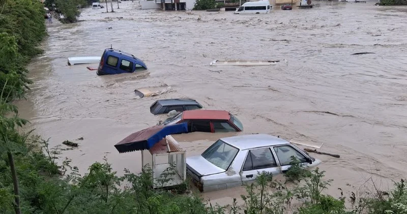Sel ve dolu alarmı: birçok kentte hayat durma noktasına geldi