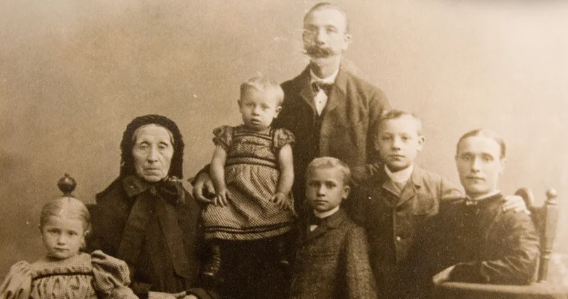 Eski fotoğraflarda insanlar neden hiç gülümsemiyor? İşte 19. yüzyıldaki donuk bakışların ardındaki 6 şaşırtıcı sebep