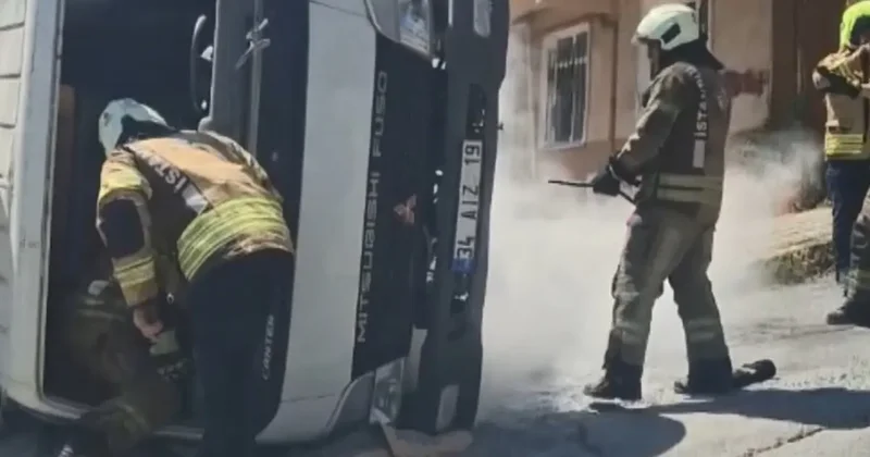 Sultangazi de rampada kayan kamyonet, otomobilin üzerine devrildi