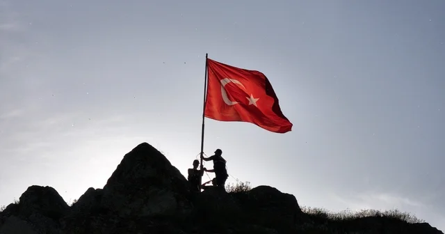 Sivas ta bu kalede 8 asırdır Türk ün bayrağı dalgalanıyor Ertuğrul Gazi nin Moğol komutanı Çarmagon Noyan ı yendiği Hevük Kalesi nde 8 asırdır Türk ün bayrağı dalgalanıyor Sivas Haberleri